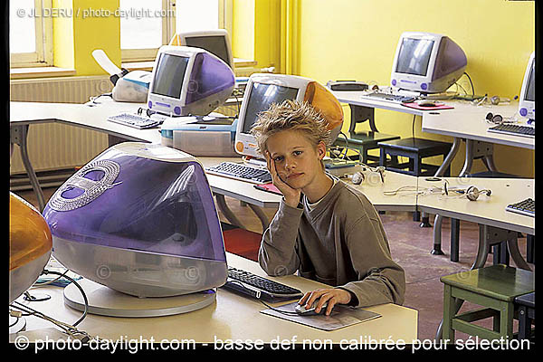 petit garon et ordinateur - little boy and comptuer